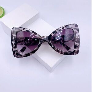 Leopard print sunglasses w/faux pearl arms